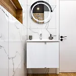 A2 1 Bedroom Modern Apartment *