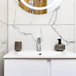 A2 1 Bedroom Modern Apartment *