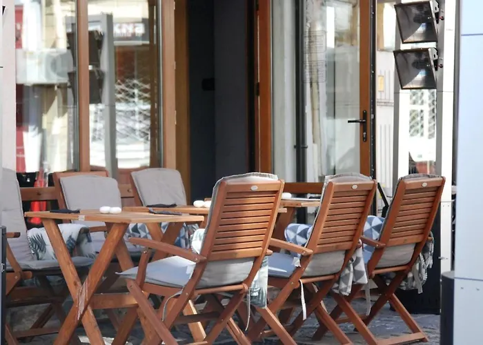 A2 1 Bedroom Modern Apartments *